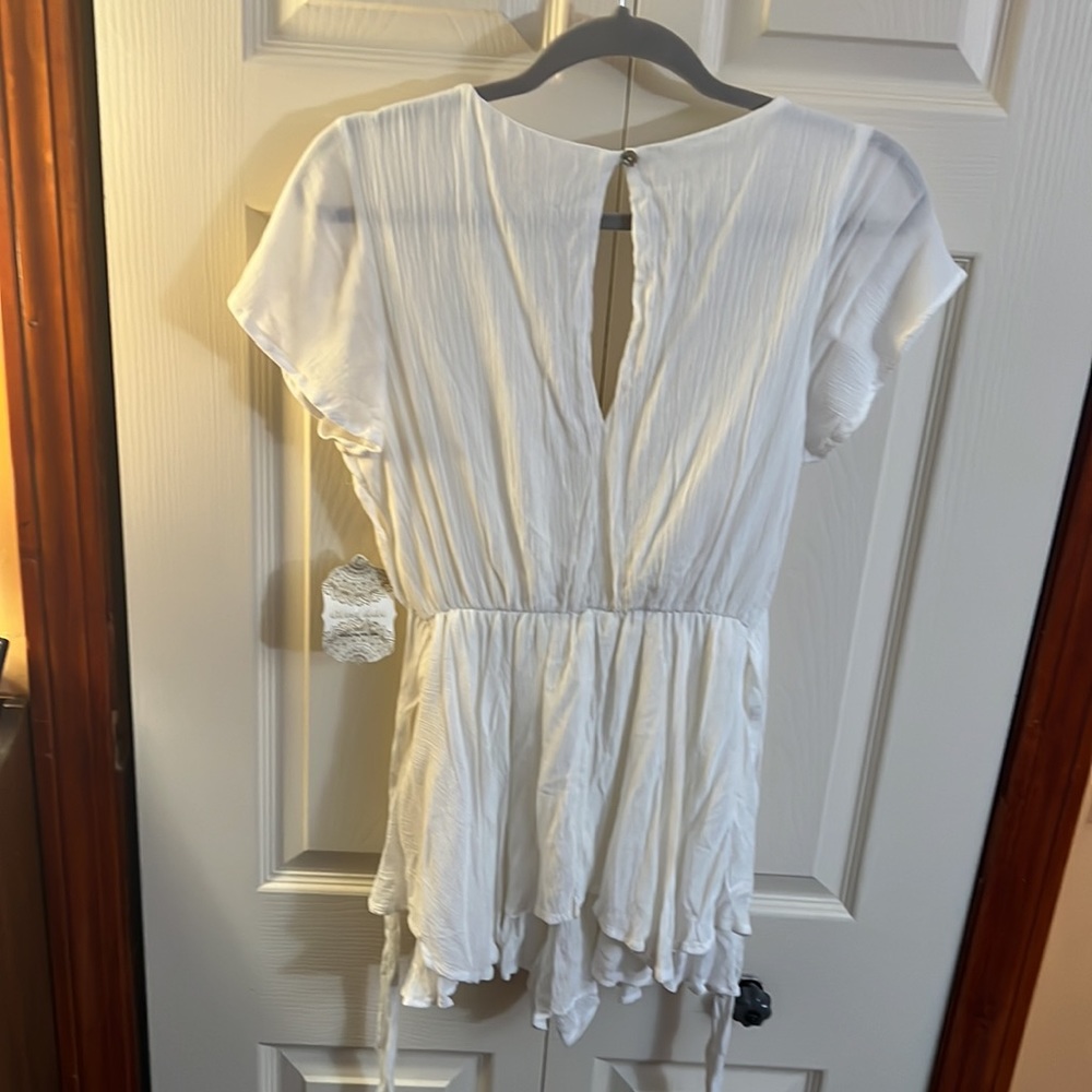NWT white romper size medium - Picture 2 of 10